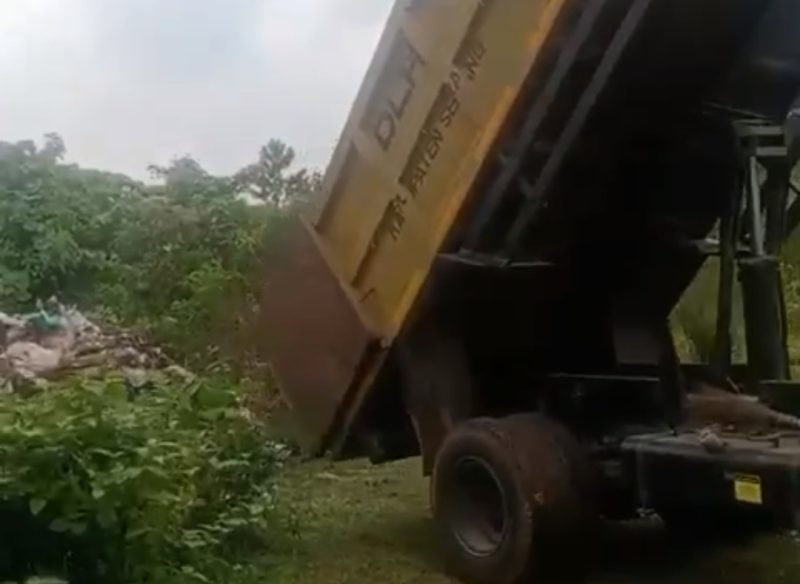 FOTO Tangkap Layar video truk Sampah Pemkab Serang saat buang sampah di Kabupaten Lebak. 