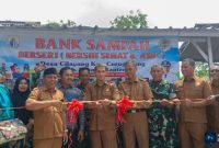 Asda II Pemkab Lebak, Ajis Suhendi (tengah) didampingi Camat Curugbitung, Endang Subrata (ke lima dari kanan) bersama forum komunikasi kecamatan saat meresmikan Bank Sampah Berseri di Desa Cilayang, Kecamatan Curugbitung, Kabupaten Lebak. (Istimewa)