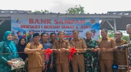 Asda II Pemkab Lebak, Ajis Suhendi (tengah) didampingi Camat Curugbitung, Endang Subrata (ke lima dari kanan) bersama forum komunikasi kecamatan saat meresmikan Bank Sampah Berseri di Desa Cilayang, Kecamatan Curugbitung, Kabupaten Lebak. (Istimewa)