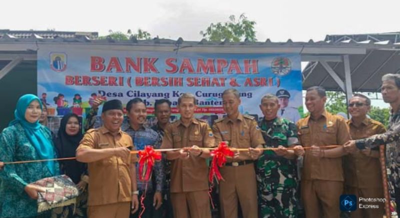 Asda II Pemkab Lebak, Ajis Suhendi (tengah) didampingi Camat Curugbitung, Endang Subrata (ke lima dari kanan) bersama forum komunikasi kecamatan saat meresmikan Bank Sampah Berseri di Desa Cilayang, Kecamatan Curugbitung, Kabupaten Lebak. (Istimewa)