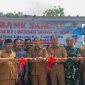 Asda II Pemkab Lebak, Ajis Suhendi (tengah) didampingi Camat Curugbitung, Endang Subrata (ke lima dari kanan) bersama forum komunikasi kecamatan saat meresmikan Bank Sampah Berseri di Desa Cilayang, Kecamatan Curugbitung, Kabupaten Lebak. (Istimewa)