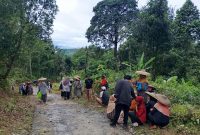 Warga saat melakukan aksi bersih-bersih di jalan yang akan dibangun melalui program Bang Andra. (Istimewa)