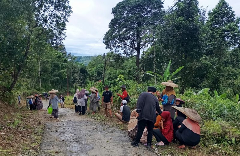 Warga saat melakukan aksi bersih-bersih di jalan yang akan dibangun melalui program Bang Andra. (Istimewa)