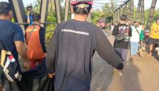 Petugas gabungan saat mengevakuasi kedua bocah hilang di Sungai Ciliman. (Istimewa)