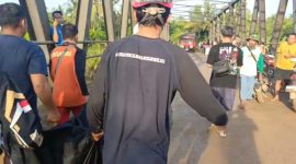 Petugas gabungan saat mengevakuasi kedua bocah hilang di Sungai Ciliman. (Istimewa)