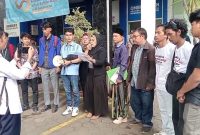 Aliansi Perjuangan Mahasiswa dan Rakyat (APMR) bersama Creative Democracy Center (CDC) resmi laporkan Wali Kota Serang, Kepala DPUPR, Kepala DPMPTSP dan Kepala DLH. Ke Ombudsman RI Perwakilan Provinsi Banten.