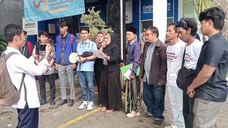 Aliansi Perjuangan Mahasiswa dan Rakyat (APMR) bersama Creative Democracy Center (CDC) resmi laporkan Wali Kota Serang, Kepala DPUPR, Kepala DPMPTSP dan Kepala DLH. Ke Ombudsman RI Perwakilan Provinsi Banten.