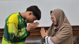 ILP murid yang ditampar karena merokok (kiri) saat meminta permohonan maaf kepada kepala sekolah SMAN 1 Cimarga, Dini Fitria (kanan) di KP3B, Serang - Banten, Rabu (15/10/2025). (Dok. Pemprov Banten).