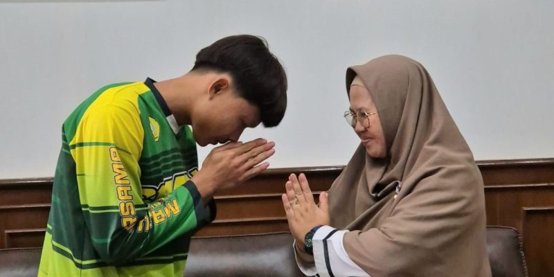 ILP murid yang ditampar karena merokok (kiri) saat meminta permohonan maaf kepada kepala sekolah SMAN 1 Cimarga, Dini Fitria (kanan) di KP3B, Serang - Banten, Rabu (15/10/2025). (Dok. Pemprov Banten).