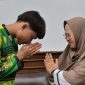 ILP murid yang ditampar karena merokok (kiri) saat meminta permohonan maaf kepada kepala sekolah SMAN 1 Cimarga, Dini Fitria (kanan) di KP3B, Serang - Banten, Rabu (15/10/2025). (Dok. Pemprov Banten).