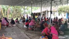 Sejumlah pekerja saat melakukan aktivitas pengolahan tulang ayam. (Istimewa)