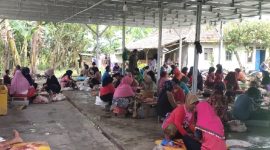 Sejumlah pekerja saat melakukan aktivitas pengolahan tulang ayam. (Istimewa)