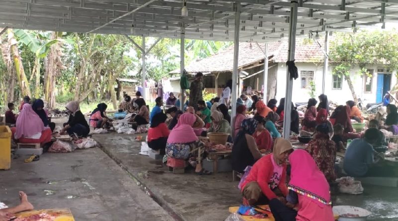 Sejumlah pekerja saat melakukan aktivitas pengolahan tulang ayam. (Istimewa)