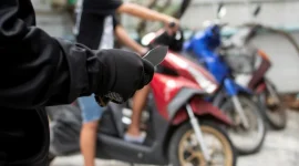 Ilustrasi begal motor. Foto: Seksan Mongkhonkhamsao/Getty Images.
