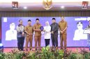 Bupati serang, Ratu Rachmatuzakiyah memberikan pengharga kepa Desa Margasari dalam rangka Lomba Bulan Bhakti Gotong Royong (LBBGR) Kabupaten Serang Tahun 2025, Selasa (4/11) Foto : (Ist/Dailyhits).