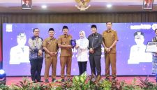 Bupati serang, Ratu Rachmatuzakiyah memberikan pengharga kepa Desa Margasari dalam rangka Lomba Bulan Bhakti Gotong Royong (LBBGR) Kabupaten Serang Tahun 2025, Selasa (4/11) Foto : (Ist/Dailyhits).