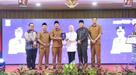 Bupati serang, Ratu Rachmatuzakiyah memberikan pengharga kepa Desa Margasari dalam rangka Lomba Bulan Bhakti Gotong Royong (LBBGR) Kabupaten Serang Tahun 2025, Selasa (4/11) Foto : (Ist/Dailyhits).