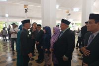 Bupati Lebak Hasbi Jayabaya saat memberikan ucapan selamat kepada para kepala OPD yang menerima jabatan baru. (Istimewa)