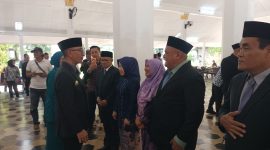 Bupati Lebak Hasbi Jayabaya saat memberikan ucapan selamat kepada para kepala OPD yang menerima jabatan baru. (Istimewa)