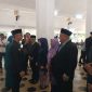 Bupati Lebak Hasbi Jayabaya saat memberikan ucapan selamat kepada para kepala OPD yang menerima jabatan baru. (Istimewa)
