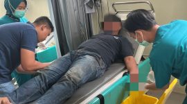 Salah satu petugas saat mendapatkan penanganan medis usai diamuk massa. (Istimewa)