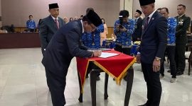 Penjabat Sekda Lebak, Halson Nainggolan saat menandatangani pakta integritas usai dilantik. (FOTO DAILYHITS)
