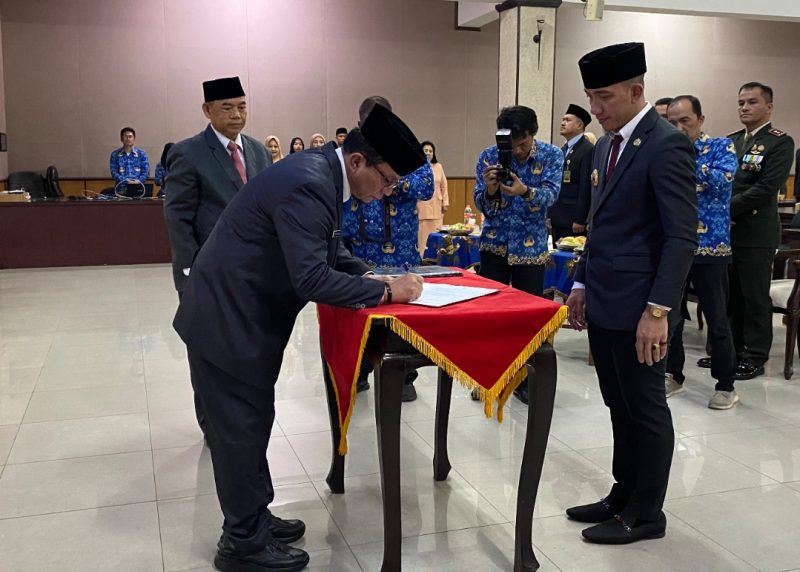 Penjabat Sekda Lebak, Halson Nainggolan saat menandatangani pakta integritas usai dilantik. (FOTO DAILYHITS)