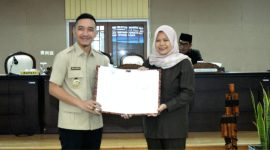 Bupati Lebak, Hasbi Jayabaya dan Ketua DPRD Lebak, dr. Juwita Wulandari saat foto bersama usai menandatangani dokumen. (Istimewa)