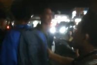 Salah satu pelajar yang berhasil diamankan oleh warga. (FOTO Tangkap Layar video)