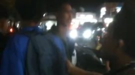 Salah satu pelajar yang berhasil diamankan oleh warga. (FOTO Tangkap Layar video)