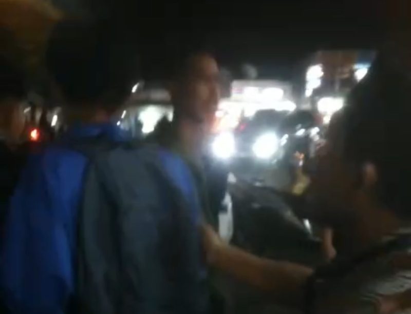 Salah satu pelajar yang berhasil diamankan oleh warga. (FOTO Tangkap Layar video)