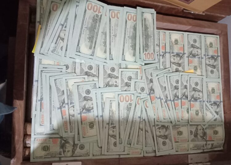 Uang Palsu Dolar Amerika yang berhasil diamankan petugas dari dua warga Banten. (Sok. Polda Banten)