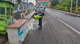 Unit Gakkum Satlantas Polres Lebak saat melakukan olah tempat kejadian perkara (TKP) kecelakaan lalulintas yang mengakibatkan korban meninggal dunia. (Istimewa)