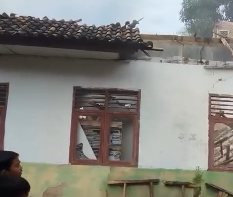 Atap Perpustakaan SDN Cimanis 04 Pandeglang ambruk. (Foto Tangkap Layar video)