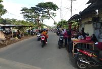 Lapak Liar Bermunculan di bahu jalan Pasar Semi Rangkasbitung. (Istimewa)