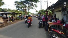 Lapak Liar Bermunculan di bahu jalan Pasar Semi Rangkasbitung. (Istimewa)