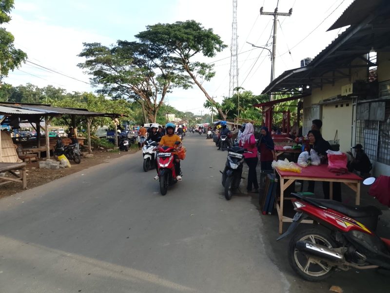 Lapak Liar Bermunculan di bahu jalan Pasar Semi Rangkasbitung. (Istimewa)