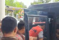 Ketua UPK Kecamatan Cibadak, SS saat diamankan pihak kejaksaan negeri Lebak. (Istimewa)