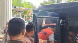 Ketua UPK Kecamatan Cibadak, SS saat diamankan pihak kejaksaan negeri Lebak. (Istimewa)