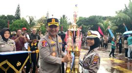 Kapolres Lebak, AKBP Herfio Zaki saat memberikan piala kepada salah satu pemenang lomba Pocil. (Istimewa)