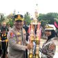 Kapolres Lebak, AKBP Herfio Zaki saat memberikan piala kepada salah satu pemenang lomba Pocil. (Istimewa)