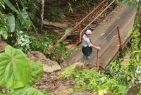 Jembatan Sangiangtanjung Ambruk membuat akses empat kampung di wilayah tersebut lumpuh. (Istimewa)