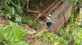 Jembatan Sangiangtanjung Ambruk membuat akses empat kampung di wilayah tersebut lumpuh. (Istimewa)