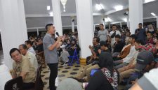 Bupati Lebak, Hasbi Jayabaya saat memberikan arahan kepada para pedagang kaki lima. (Istimewa)