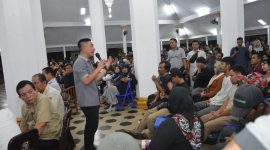 Bupati Lebak, Hasbi Jayabaya saat memberikan arahan kepada para pedagang kaki lima. (Istimewa)