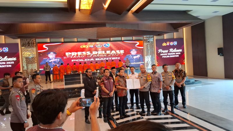 Kapolda banten, Irjen Pol Hengki, Menyampaikan dalan acara Press Releas Akhir tahun 2025, di aula baru Polda Banten, Jumat (26/12) Foto: Dailyhits)