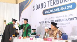 Ketua STAI Wasilatul Falah, Iyan Fitriyana saat mewisuda 55 mahasiswa sarjana angkatan XVI. Turut hadir dalam acara Wakil Bupati Kabupaten Lebak, Amir Hamzah (batik). (Istimewa)