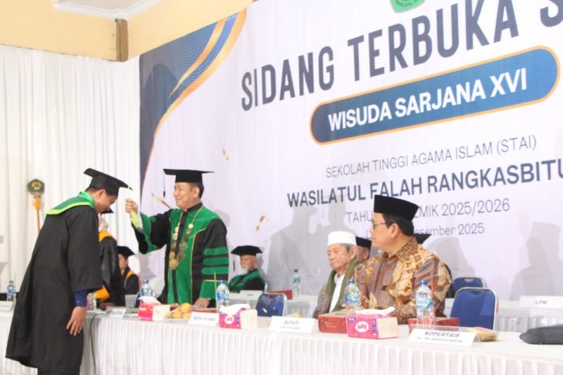 Ketua STAI Wasilatul Falah, Iyan Fitriyana saat mewisuda 55 mahasiswa sarjana angkatan XVI. Turut hadir dalam acara Wakil Bupati Kabupaten Lebak, Amir Hamzah (batik). (Istimewa)