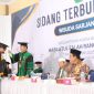 Ketua STAI Wasilatul Falah, Iyan Fitriyana saat mewisuda 55 mahasiswa sarjana angkatan XVI. Turut hadir dalam acara Wakil Bupati Kabupaten Lebak, Amir Hamzah (batik). (Istimewa)