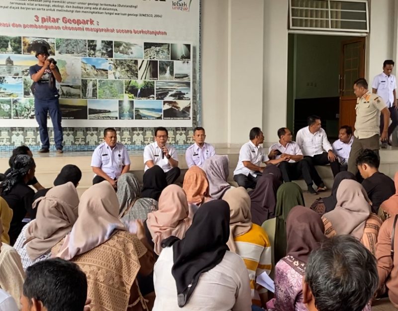 Warga Lebakgedong korban banjir bandang tahun 2020 mendatangi kantor bupati Lebak, Rabu (3/12/2025)